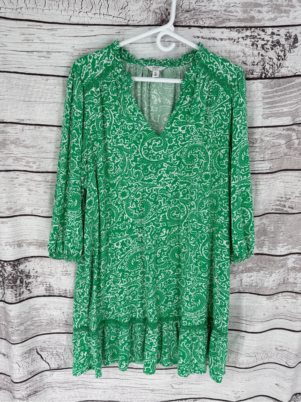 crown & ivy Green Paisley V-Neck Long Sleeve Dress